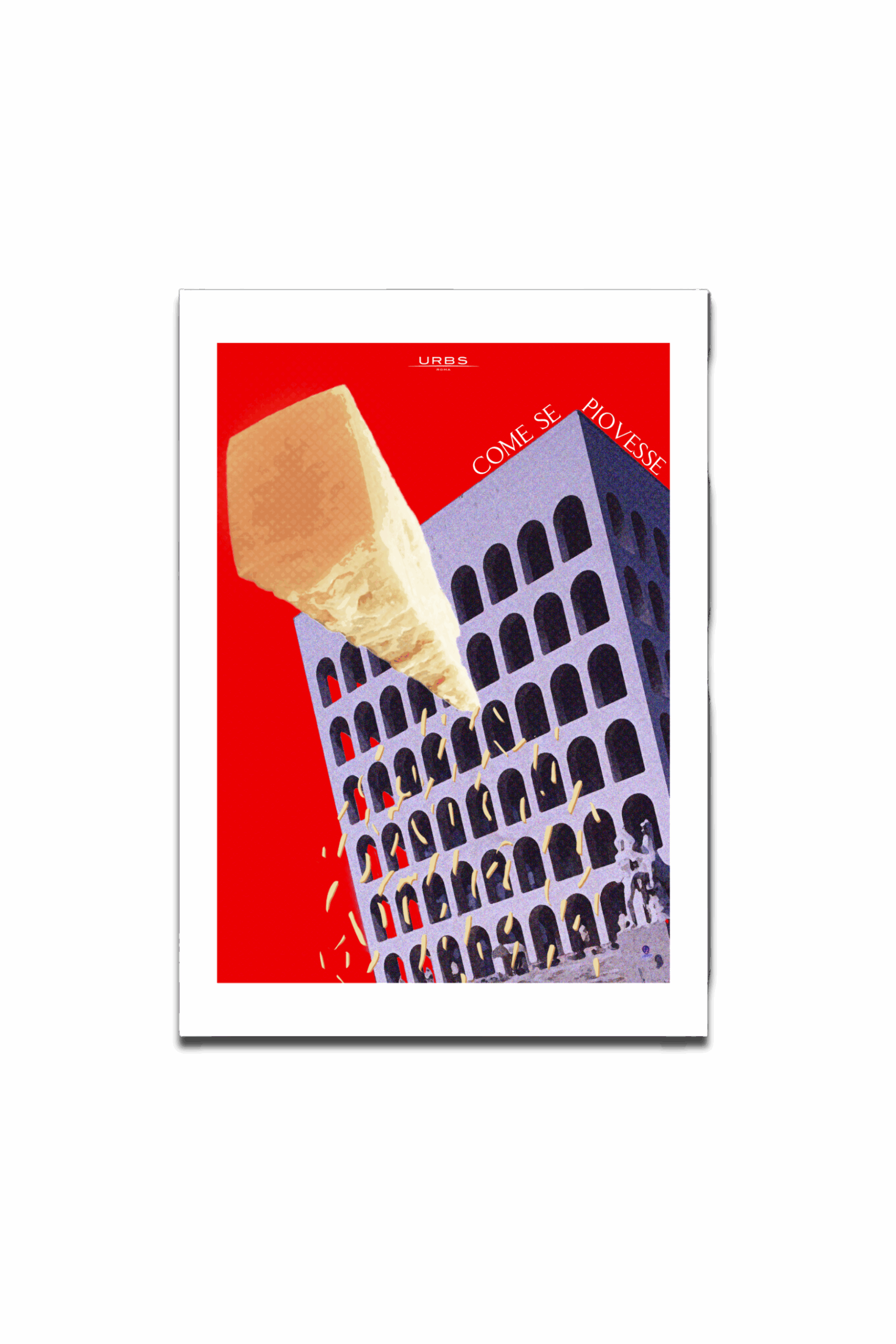 Immagine del Colosseo Quadrato utilizzato come grattugia per pecorino, con scaglie di formaggio che cadono sulla superficie